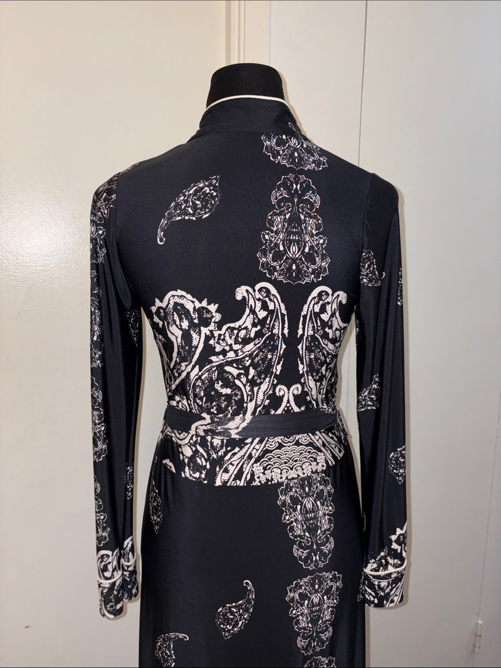 Elegant Black & Cream Paisley Wrap Dress - Picture 7 of 7